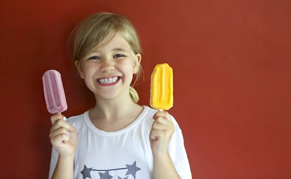 Little blond girl eating ice cream — Stock Photo, Image