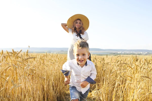 Moeder met haar zoontje in het veld — Stockfoto