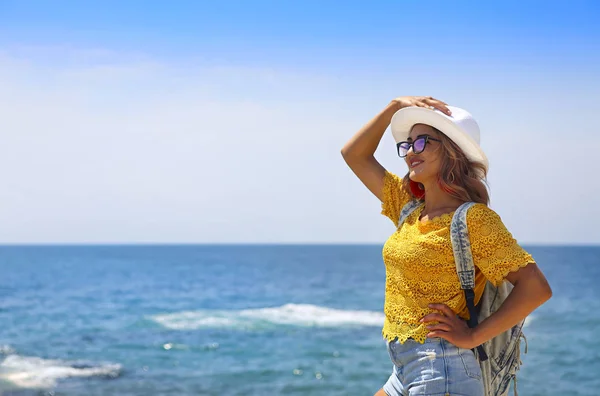 Female tourist wanderlust with backpack wearing sunglasses and s — Stock Photo, Image