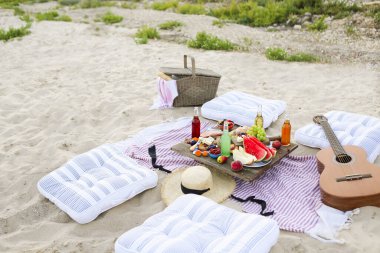 Boho tarzında gün batımında sahilde piknik