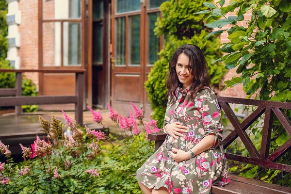 Mulher grávida bonita no jardim — Fotografia de Stock