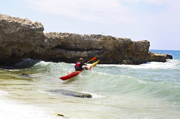 Viaje de verano en kayak. Hombre remando canoa kayak disfrutando recrea — Foto de Stock