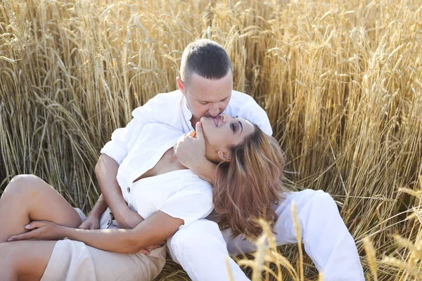 Lyckligt par kär i vetefält — Stockfoto