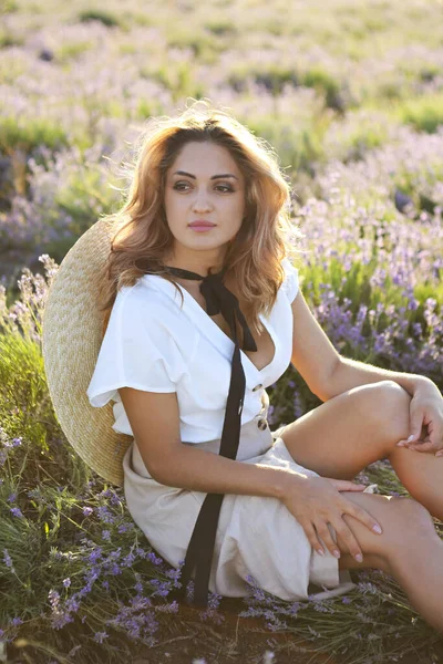 보라색 라벤더 밭에서 짚 모자를 쓴 아름다운 여인 — 스톡 사진