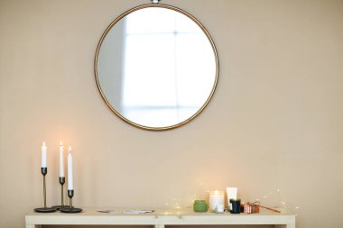 Mumlar ve cilt ürünleri masada