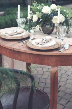 Romantik yemek için hazırlanmış bir masa.