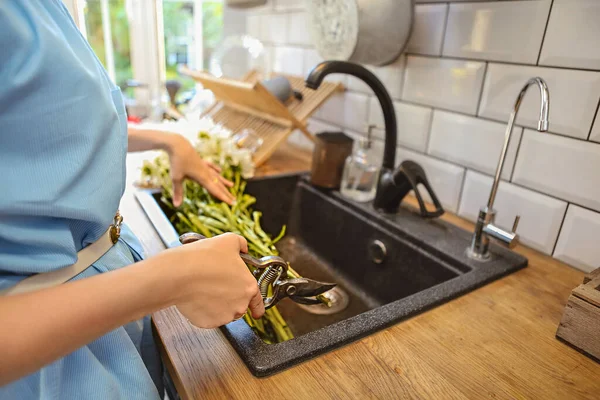 Coltivare donna taglio fiori nel lavandino — Foto Stock