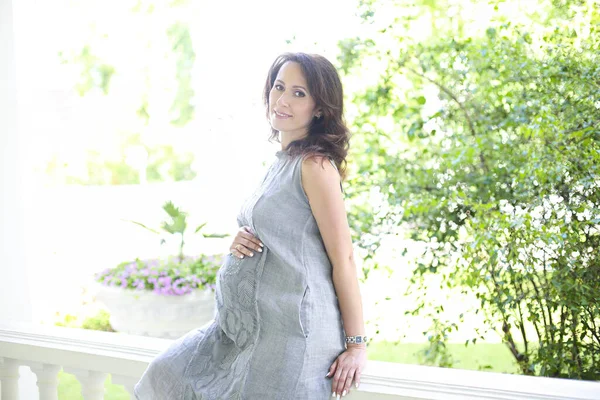 Gravid kvinna utomhus — Stockfoto