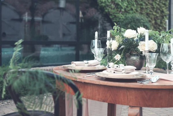 Table décorée pour dîner romantique — Photo