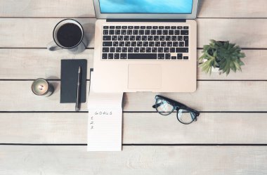 Evdeki modern çalışma alanının tasarımı