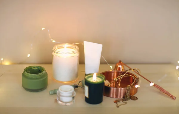 Свечи и изделия из кожи на столе — стоковое фото