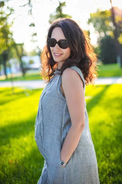 Pregnant woman outdoors — Stock Photo, Image