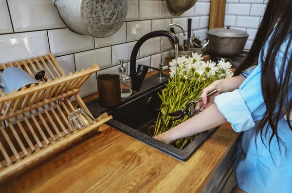 Mulher de colheita cortando flores na pia — Fotografia de Stock