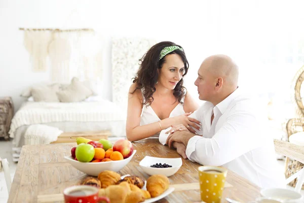 Kochający przetargu para przy stole ze śniadaniem — Zdjęcie stockowe