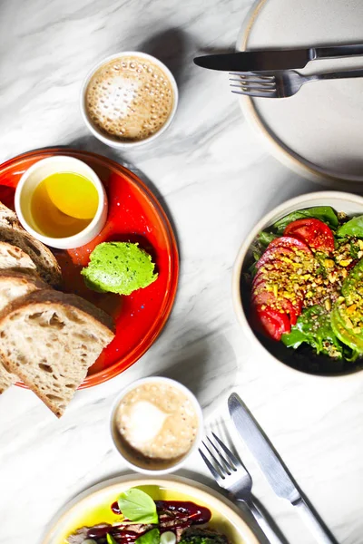 Insalata e snack ciotola sul tavolo — Foto Stock