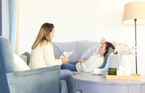 Femme souriante sur le canapé parlant avec le thérapeute — Photo