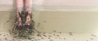 Kadın akvaryumda balık soyarken dinleniyor.