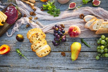 Gün batımında plajda boho tarzında piknik. Üst görünüm