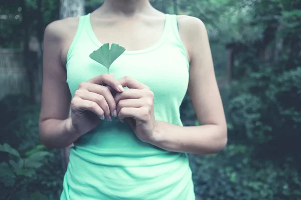 Lady with ginkgo biloba leaf — Stock Photo, Image