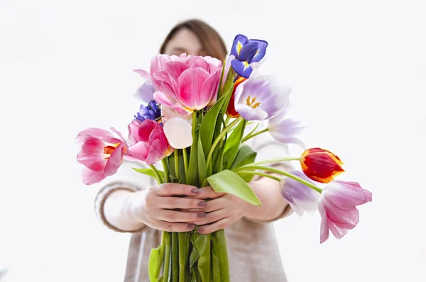 Femme avec bouquet de tulipes colorées — Photo