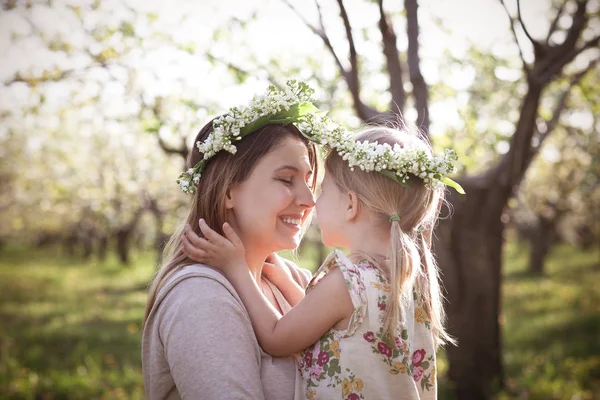 幸せな母親と彼女の小さな娘で春の日に血で — ストック写真