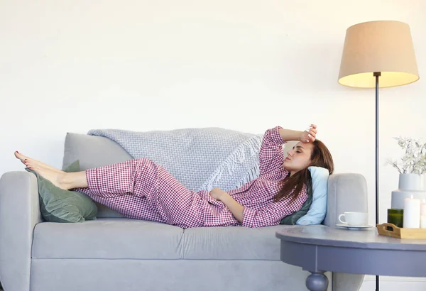 Jovem Mulher Pijama Desfrutando Noite Calma Casa Relaxando Sofá Depois — Fotografia de Stock