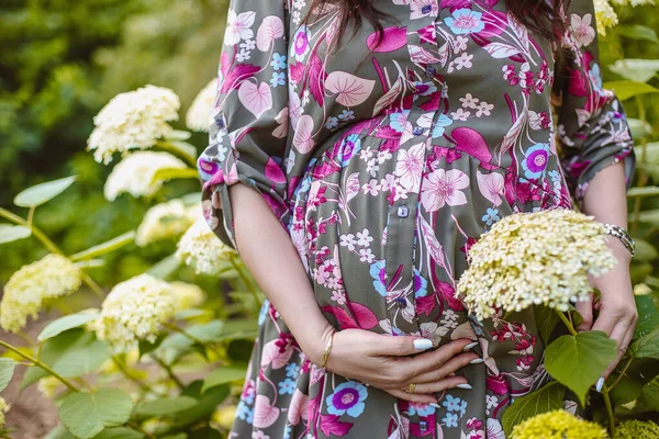 Feliz Embarazada Tocando Vientre Suavemente Mientras Relaja Parque Durante Atardecer —  Fotos de Stock