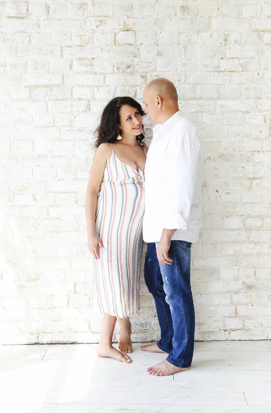 Careca Macho Descalço Grávida Senhora Olhando Para Outro Enquanto Contra — Fotografia de Stock