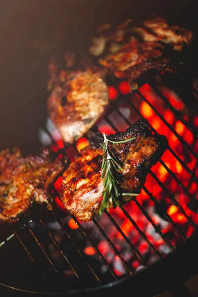 Van Boven Van Heerlijke Smakelijke Vlees Steaks Met Verse Rozemarijn — Stockfoto
