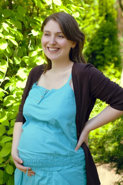 Positive Junge Schwangere Frau Blauem Kleid Berührt Bauch Und Schaut — Stockfoto