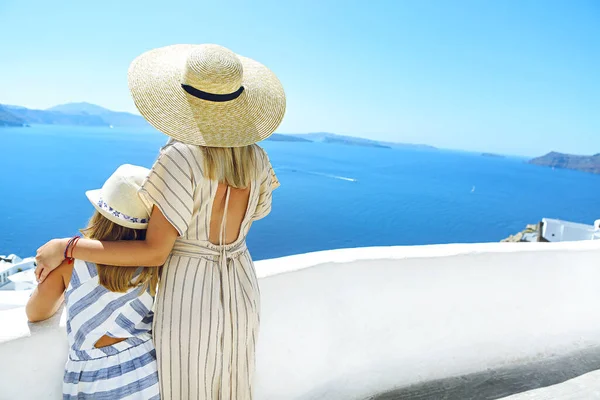 Achteraanzicht Van Onherkenbare Vrouw Meisje Met Hoeden Buurt Van Witte — Stockfoto