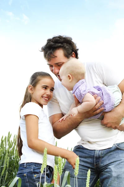 Homem Adulto Alegre Mostrando Bebê Menina Sorridente Enquanto Passam Tempo — Fotografia de Stock