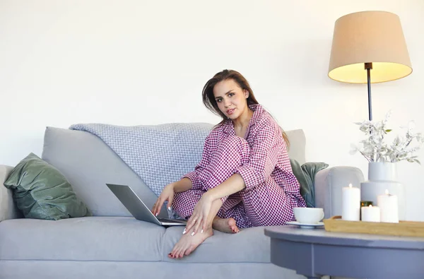 Barefoot Woman Pajama Enjoying Hot Beverage Watching Film Laptop While — Stock Photo, Image