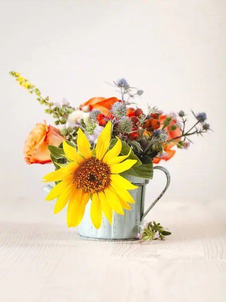 Bando Flores Frescas Coloridas Colocadas Dentro Pequeno Plantador Mesa Contra — Fotografia de Stock