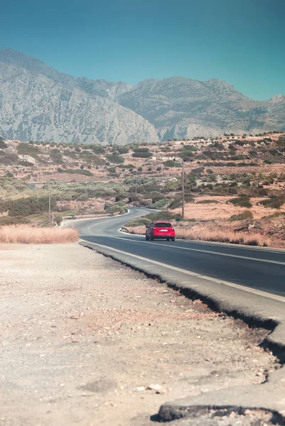 Veículo Moderno Andando Longo Estrada Asfalto Durante Viagem Campo Montanhoso — Fotografia de Stock