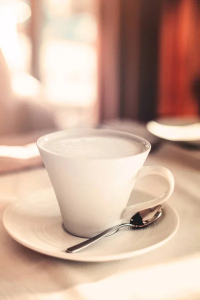 Чашка Свежего Капучино Выложенного Утром Стол Уютном Кафе — стоковое фото