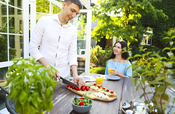 Young Man Woman Smiling Talking Each Other While Preparing Bruschettas — Stock Photo, Image