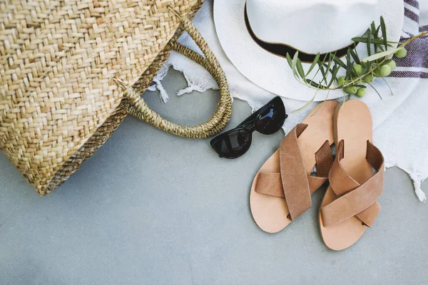 Draufsicht Auf Korbtasche Und Sonnenbrille Der Nähe Von Flip Flops — Stockfoto