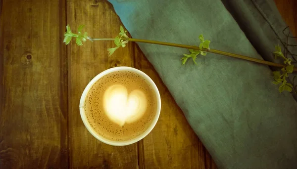 Ovanifrån Vit Keramik Kopp Med Kaffe Och Mjölkskum Form Hjärta — Stockfoto