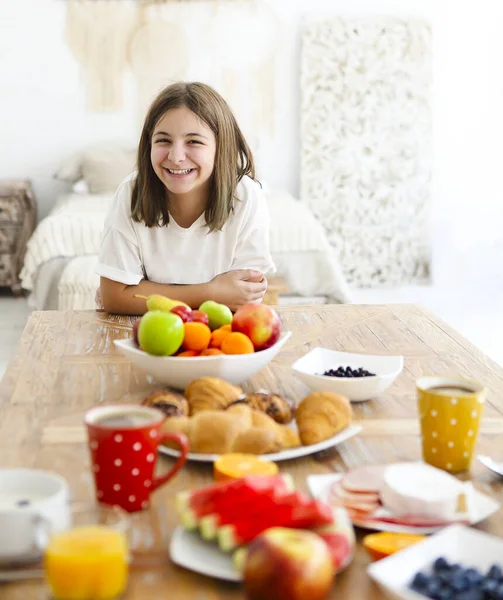 Dall Alto Ragazza Felice Shirt Bianca Guardando Fotocamera Con Sorriso — Foto Stock