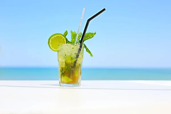 Stijlvol Glas Witte Tafel Met Kleurrijke Groene Cocktail Versierd Met — Stockfoto