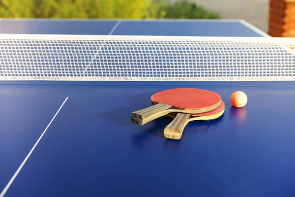 Cima Paddles Pingue Pongue Vermelho Semelhantes Pequena Bola Mesa Azul — Fotografia de Stock