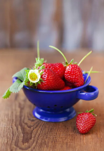 Ripe Red Strawberries Green Leaves Blue Bowl Wooden Table — Stock Photo, Image
