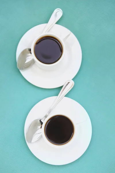 Vista Superior Tazas Espresso Fresco Cucharas Colocadas Sobre Platillos Sobre —  Fotos de Stock