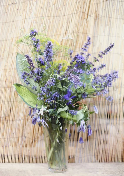 Vaso Vidro Com Cacho Flores Violetas Naturais Colocados Contra Cortina — Fotografia de Stock