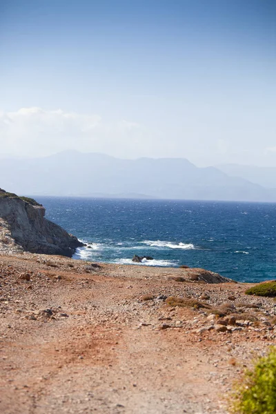 Pintoresca Vista Camino Rocoso Vacío Cerca Mar Ondulado Turquesa Bajo — Foto de Stock