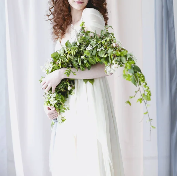 Cortar Mulher Descalça Elegante Vestido Noiva Branco Com Grande Buquê — Fotografia de Stock