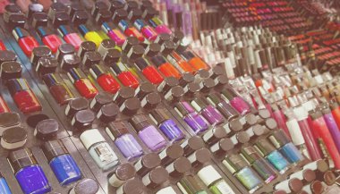 Modern kozmetik dükkanında çeşitli parlak tırnak törpüleri var.