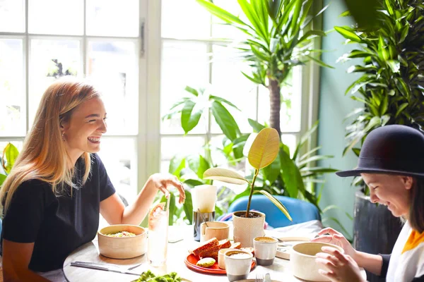 Mosolygó Szőke Találkozik Női Barátja Kávézóban Frissítő Italok Egészséges Étkezés — Stock Fotó
