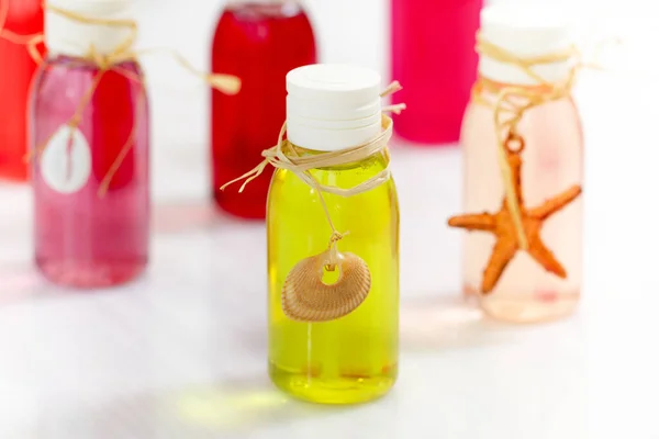 Kolekcja Małych Przezroczystych Butelek Żywymi Żółtymi Różowymi Płynami Aromatycznymi Ozdobionymi — Zdjęcie stockowe